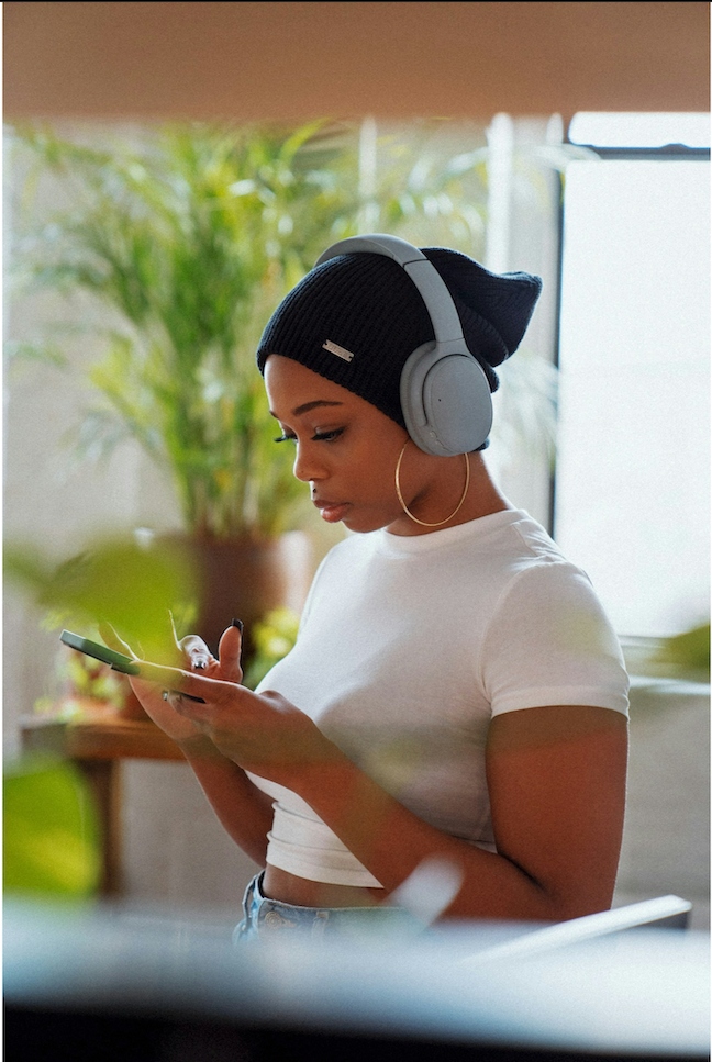 Woman using Beyou Beauty App